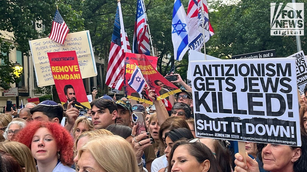 Protesters Rally Against Mayor Mamdani Over Antisemitism Concerns
